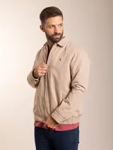 Campera color beige con cierre frontal, cuello camisero y puños elastizados.