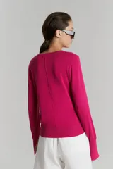 Sweater negro tejido en jersey con cuello redondo, detalles en rib en laterales y logo bordado en delantero.