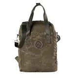 Bolso matero verde con estampado de camuflaje, confeccionado en poliéster. Tiene acceso con cierre, dos bolsillos externos con cierre, un bolsillo interno con cierre y dos bolsillos internos abiertos. Incluye correa regulable y compartimentos para notebook y matero.