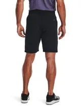 Short de golf Under Armour Drive, color negro, con diseño de frente plano, cuatro bolsillos y cintura elástica con agarre interno. Confeccionado en tejido de sarga elástico con tecnología repelente al agua.