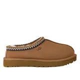 Botas UGG modelo Tasman II, calzado tipo zueco de gamuza color marrón con ribete trenzado decorativo alrededor del cuello y suela de plataforma plana.