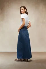 Falda larga de denim color marrón chocolate, tiro alto, con lazo de ajuste en la cintura y abertura frontal pronunciada.