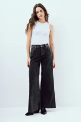 Jean wide leg de tiro alto en color negro con efecto acid wash y diseño de pernera ancha.