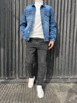 Chaqueta de jean azul oscuro con bolsillos frontales con solapa y botones metálicos.