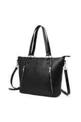 Bolso tipo shopper color beige con diseño estructurado, logo 'TRENDY' grabado en el frente y dos bolsillos verticales con cierre metálico. Incluye doble asa de mano y correa larga ajustable y extraíble.