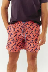 Short de baño azul con franjas horizontales en celeste y azul claro. Cuenta con cintura elástica ajustable con cordón, dos bolsillos laterales y uno trasero.