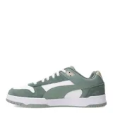 Championes Puma modelo Game Low SD, de estilo retro con bloques de color. Presentan una combinación de cuero sintético blanco y detalles en gamuza gris claro, con la icónica franja lateral de Puma en un tono gris azulado. Cuentan con plantilla SOFTFOAM+ para mayor amortiguación y suela de goma resistente.