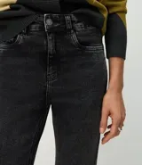 Pantalón de jean de corte recto y cintura alta, con diseño clásico de cinco bolsillos, cierre frontal con cremallera y botón, y acabado en lavado oscuro.