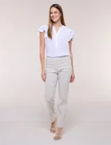Pantalón modelador marrón, de corte recto y entallado, confeccionado en tejido elástico con nervadura central vertical. Cuenta con cintura ancha de soporte y panel de malla interna para suavizar la zona abdominal.