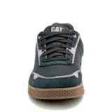 Championes Caterpillar modelo Pause Retro, de diseño urbano con combinación de lona negra y detalles en gamuza. Presenta suela de goma color marrón con textura hexagonal y logo de la marca en el lateral y la lengüeta.