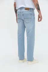 Jean slim fit de color celeste claro, con tiro medio y diseño clásico de cinco bolsillos.