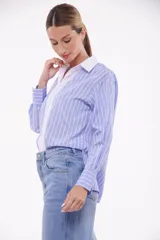 Camisa celeste a rayas blancas con cuello clásico y corte holgado.