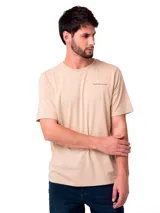 Remera de manga corta y cuello redondo color beige, con logo de la marca estampado en el pecho y etiqueta en el dobladillo.