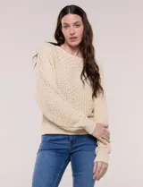 Buzo de algodón blanco con diseño de punto calado y mangas anchas.