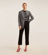 Pantalón zanahoria de sastrería color blanco, con cintura alta, trabillas y botón contrastante.