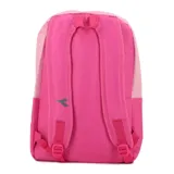 Mochila deportiva Diadora modelo Maine II, color rosa claro con detalles en rosa oscuro/fucsia. Presenta el logo de Diadora estampado en gris oscuro en el frente, un bolsillo frontal con cierre y un bolsillo lateral de malla.