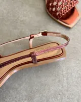 Sandalias chatas de cuero negro, marca Lucy in the Sky, con tira delantera trenzada, puntera cuadrada y tira ajustable al talón.