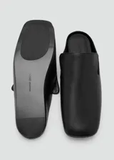 Zapato tipo mule de cuero ovino, con diseño minimalista, punta cuadrada y suela plana.