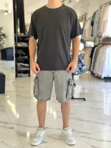 Remera oversize color tostado con efecto gastado (acid wash), cuello redondo y mangas cortas.