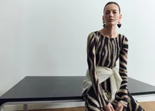Vestido midi de poliéster con estampado animal print tipo cebra en tonos marrón y negro, escote redondo y manga larga.