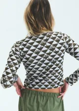 Polera de manga larga con cuello alto, confeccionada en lycra estampada con diseño geométrico de triángulos y monograma exclusivo de la marca.
