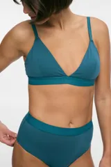 Bralette color verde turquesa con escote en V, copas triangulares removibles, contorno cerrado y breteles ajustables.