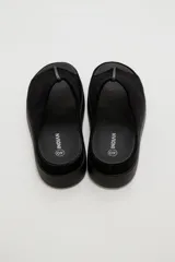 Sandalias de gamuza marrón, diseño abierto con tira ancha en el empeine y suela plana de goma.
