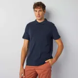 Remera polo azul marino de piqué de algodón, con cuello clásico y tapeta de tres botones.