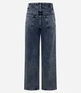 Pantalón de jean corte recto con cintura con trabillas, cierre de botón y cremallera, y bolsillos funcionales en frente y espalda.