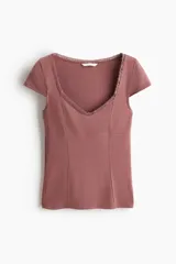 Top entallado de lyocell color rosado, con mangas japonesas, escote corazón ribeteado en encaje y costuras moldeadoras delanteras.