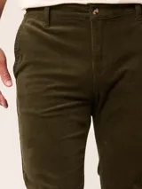 Pantalon de pana de corte recto, con cierre de boton y cremallera, bolsillos laterales y traseros.