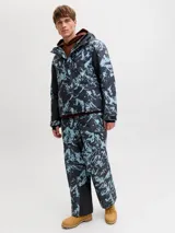 Pantalón técnico de ski impermeable y cortaviento, con diseño estampado de montañas en tonos azul y negro. Cuenta con cierre frontal, bolsillos laterales con cremallera, refuerzos en la parte inferior y polainas internas para protección contra la nieve.
