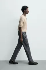 Jeans de corte straight fit, color gris oscuro, confeccionados en denim de algodón rígido, con diseño de cinco bolsillos y cierre frontal con cremallera y botón.
