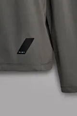 Camiseta de entrenamiento regular fit color gris oscuro, confeccionada en tejido técnico ligero y elástico con estructura. Cuenta con cuello redondo, manga larga y logo estampado en el bajo.