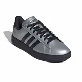 Championes Adidas Grand Court 2.0 de mujer, color plateado con las clásicas tres tiras laterales y suela en color negro. Presentan cordones negros y el logo de la marca en la lengüeta.