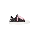 Championes de diseño urbano, elaborados en denim negro con efecto desgastado, cordones gruesos en color rosado, puntera y suela blanca con plataforma texturizada.