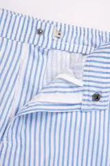 Short de baño celeste con rayas verticales blancas y logo bordado en negro en la pierna derecha.