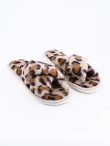 Pantuflas abiertas con estampado animal print de leopardo.
