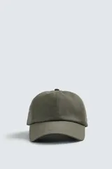 Gorra de seis paneles confeccionada en tejido de algodón, color negro, con visor curvado.