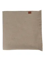 Bufanda de tejido suave en color beige, con bordes desflecados y detalle de etiqueta de marca en uno de los extremos.