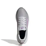 Championes de running Adidas Runblaze para mujer, con diseño en malla gris y detalles en color rosado. Presentan la tecnología Cloudfoam en la entresuela para mayor amortiguación y suela de goma resistente.