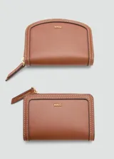 Billetera Mango modelo Bilmacu de tamaño mediano, color tostado con efecto saffiano, cierre de cremallera y logo en relieve.