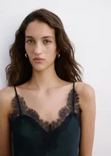 Vestido midi largo de tejido satinado en color negro, con diseño entallado, cuello en pico, tirantes finos y detalle de panel de encaje en el escote.