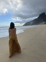 Vestido largo marrón de crepe texturizado, con cuello halter fruncido, diseño holgado y falda larga con vuelo.