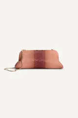 Bolso tipo pouch con textura de piel de serpiente en tonos degradados de rosado y bordó. Cuenta con una cadena dorada extraíble y cierre superior mediante clip.