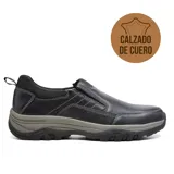 Zapato casual de cuero negro, estilo mocasín, con elásticos laterales para facilitar el calce y suela de goma con diseño antideslizante.