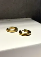 Aros tipo argolla de acero inoxidable dorado con acabado PVD de titanio.