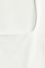 Top ajustado de punto elástico blanco, con escote cuadrado pronunciado y mangas japonesas cortas.