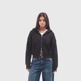 Sweater tejido con cierre frontal completo, diseño de capucha y bolsillos tipo canguro. Presenta un corte holgado con detalles de textura acanalada en los hombros y logo bordado en el pecho.