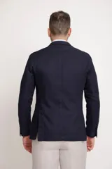Blazer azul marino de doble botonadura, con solapas de muesca, bolsillo de parche en el pecho con pañuelo estampado y bolsillos de parche en la parte delantera.